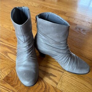 Cobb Hill by New Balance Shannon Gray Leather Ankle Booties Size 8.5M